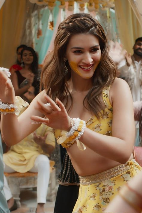 Kriti Sanon Hairstyles, Sangeet Hairstyles, Carnival Hairstyles, Kriti Sanan, Traditional Hairstyle, Kriti Sanon, Carnival, Hairstyles, Hair Styles