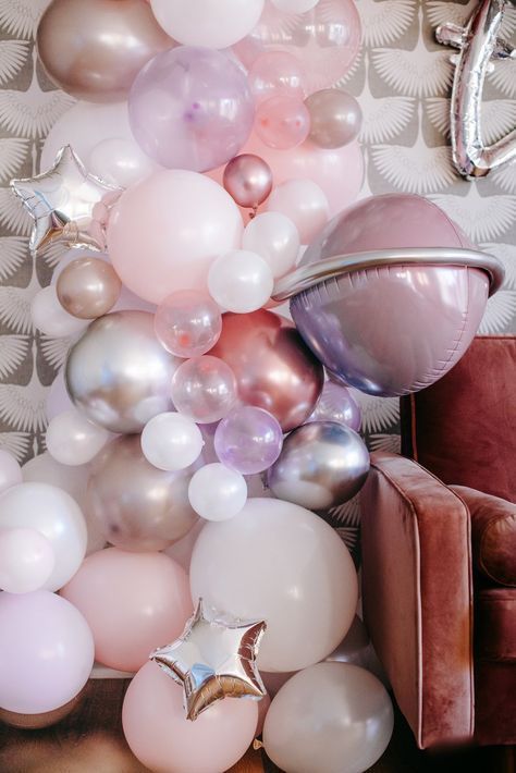 Two The Moon Birthday Theme, Moon Balloon Garland, Two The Moon Birthday Party Girl, Balloon Garland Pink, Outer Space Banner, Two The Moon Birthday Party, Space Balloons, Moon Birthday Party, Bolo Tumblr