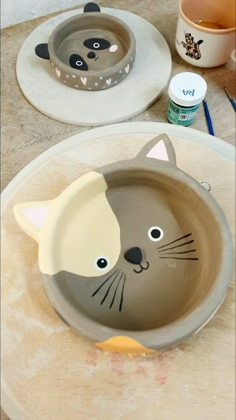 Handmade Ceramic Pet Bowl, Pottery Pet Bowls, Cat Bowls Ceramic, Ceramic Art Bowl, Dog Bowl Ideas, Pottery Dog Bowl, Ceramic Cat Bowls, Clay Designs Ideas, Pottery Painting Ideas Easy