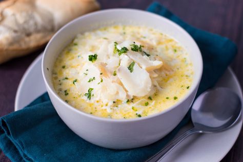 Traditional Scottish Cullen Skink is also known as Smoked Haddock Chowder, an easy to make, hearty and filling soup making it a meal in itself. Cullen Skink Recipe, Cullen Skink, Scotland Food, Winter Soup Recipe, Scottish Recipes, Seafood Soup, Winter Soups, Hearty Stews, English Food