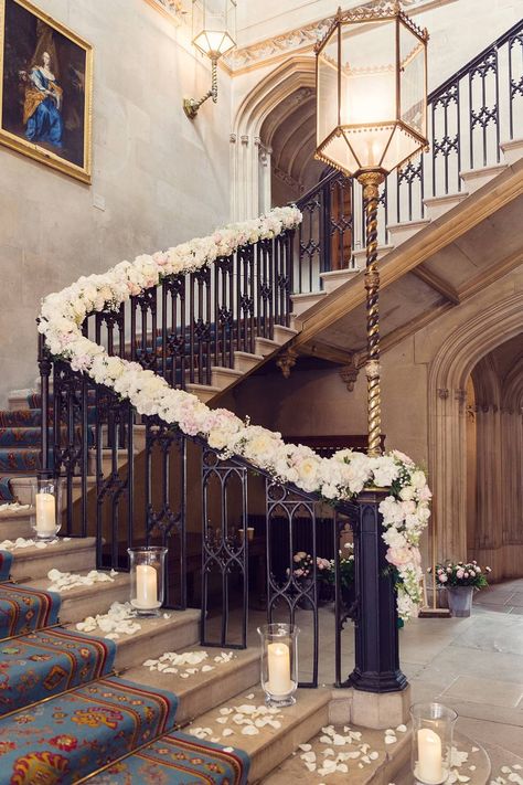 Wedding Staircase Decoration, Wedding Stairs, Wedding Staircase, Flowers Wedding Decoration, Hall Stairs, Flowers Garland, Romantic Wedding Receptions, Staircase Decor, Boda Mexicana