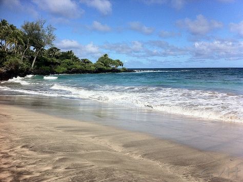 Get advice on where to take photos of the stunning Hamoa Beach, Maui Hawaii Beach Photos, Maui Luau, Beautiful Beach Sunset, Tropical Travel Destinations, Bahamas Island, Road To Hana, Vacation Itinerary, Visit Hawaii, Harbour Island