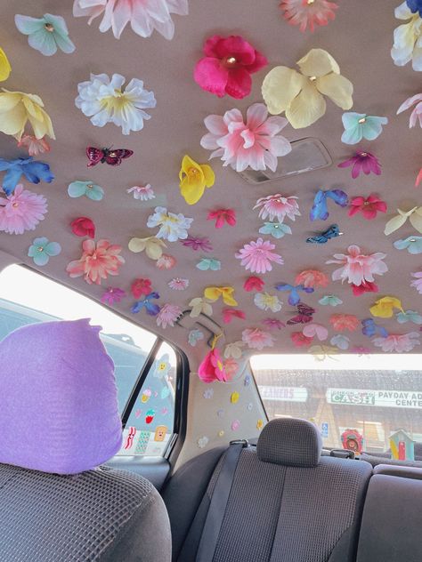 Car Roof Interior Diy Flowers, Car Ceiling Decoration Flowers, Cute Car Inside Decor, Interior Car Design Ideas, Flower Car Roof Interior, Car Interior Decor Ideas Diy, Fun Car Decorations, Car Flower Ceiling, Car Roof Interior Ideas