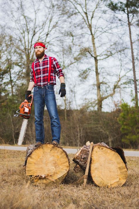 man holding chainsaw and standing on wood log photo – Free Person Image on Unsplash Lumberjack Outfit, Chainsaw Reviews, Battery Powered Chainsaw, Gas Chainsaw, Cordless Chainsaw, Workshop Plans, Woodworking Jobs, Electric Chainsaw, Woodworking Lathe