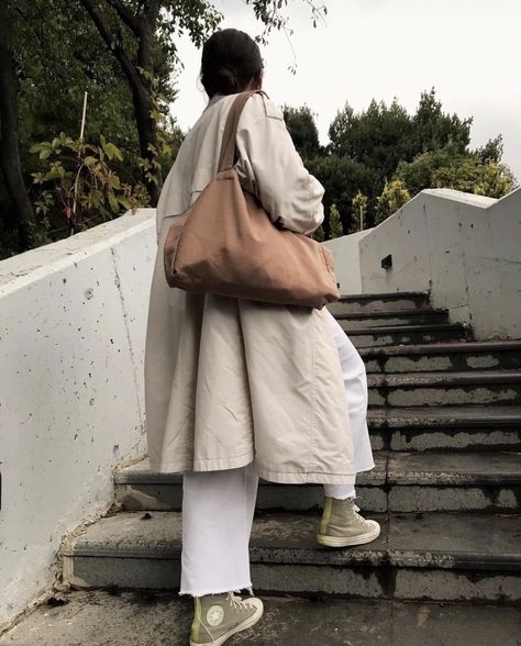 Muji Clothes, Japan Ootd, Bag Shapes, Wide Leg Jeans Outfit, Faceless Marketing, Trouser Outfit, Advanced Style, Winter 23, 2022 Fashion