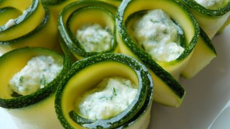 This delicious and pretty Italian summer appetizer combines raw zucchini, marinated in olive oil and lemon juice, with ricotta, Parmesan, and parsley into little roll-ups. Appetizers For Party Bite Size, Zucchini And Ricotta, Zucchini Appetizer Recipes, Zucchini Roll Ups, Zucchini Roll, Zucchini Appetizer, Zucchini Rolls, Zucchini Pie, Chicke Recipes