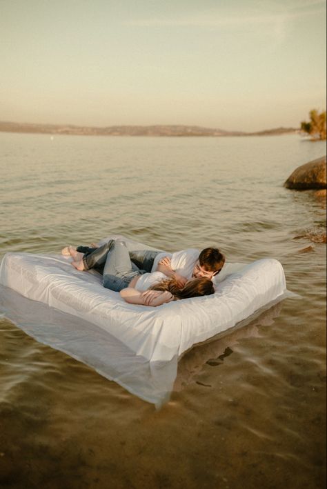 Fun summer photoshoot on the lake — an air mattress, a white sheet, and a crazy in love coiple Floating Air Mattress Photoshoot, Mattress In Field Photoshoot, Lake Mattress Photoshoot, Mattress In Lake Photoshoot, Air Mattress Lake Photoshoot, Couple Air Mattress Water Photoshoot, Air Mattress Photoshoot, Mattress Photoshoot, Pregnancy Shoots