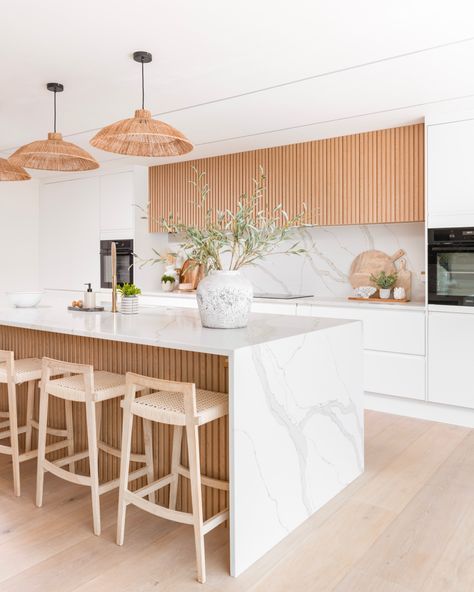 Modern Beach Kitchen Ideas, Modern Organic Kitchen Design, Modern White Kitchen With Island, Kitchen Ideas Marble, Organic Modern Lighting, Kitchen Inspo Modern, Modern Beach House Kitchen, Beach Kitchen Ideas, Modern Organic Kitchen