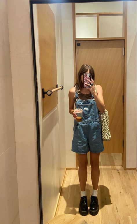 90s Mom Outfit Summer, Aesthetic Outfits For Hot Weather, 90 Summer Outfits, Overall Inspo Outfit, Summer Outfits Artsy, Overalls Outfit Summer Shorts, Cute Outfits Hot Weather, Summer Overall Outfits Shorts, Red Rocks Amphitheater Outfit