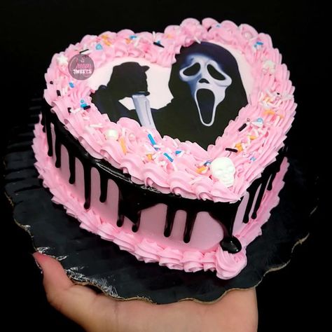 Halloween Birthday Cookies, Gothic Birthday Cakes, Cute Halloween Cakes, Halloween Cake Ideas, Scary Halloween Cakes, Horror Cake, Scary Cakes, Soirée Halloween, Bolo Halloween