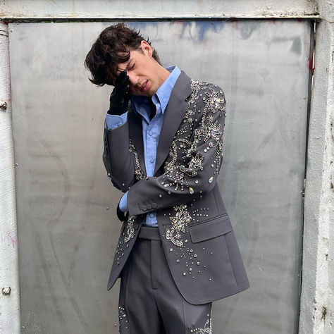 Fashion has always been important to Troye Sivan. The Australian artist has always had an eye for good taste and great style. Tux Prom, Aesthetic Male Outfits, Wedding Dress Suit, Stylish Mens Suits, New Look Fashion, Troye Sivan, Street Fashion Men Streetwear, Prom Suits, Party Suits