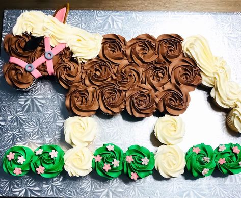 Cakes & Sprinkles on Instagram: “A Horse 🐎 🐴 pull apart cupcake cake  #thebakefeed #whitbycakes #oshawacakes #gtacakes #durhamcakes #oshawalocalbusiness #localbusiness…” Cupcake Cakes Pull Apart Western, Horse Cupcakes Ideas, Cowgirl Birthday Cakes, Pull Apart Cupcake, Derby Party Food, Kentucky Derby Party Food, Ladybug Cupcakes, Pull Apart Cupcake Cake, Cake Pulls