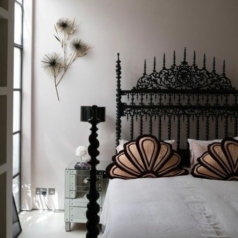 Romantic Gothic Home Decor, Gothic Style Bedroom, Modern Gothic Bedroom, Gothic Bedroom, Victorian Bedroom, Modern Gothic, Gothic Furniture, Dark Home Decor, Goth Home