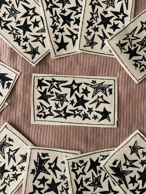 Printmaking On Fabric, Eraser Block Print, Simple Linocut Ideas, Print Block Ideas, Linocut Diy, Linocut Simple, Stamped Clothing, Block Print Ideas, Linocut Patch