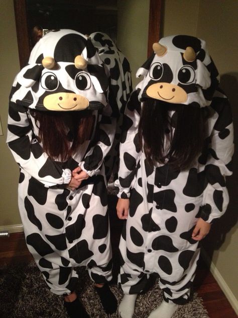 Cow onesie Onsies Couple, Matching Onsies Couple, Halloween Onsies, Couples Onesies, Halloween Costume Onesie, Sleepover Outfit, Matching Onesies, Bff Matching Outfits, Cute Group Halloween Costumes