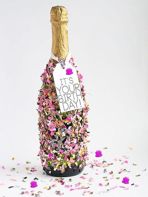 Confetti Dip, Cake Table Birthday, Party Confetti, Ge Bort, Wine Gift Baskets, Moet Chandon, Confetti Party, Champagne Bottles, Bottle Gift