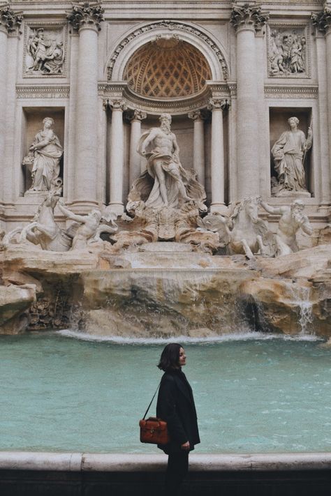 Trevi Fountain Photoshoot, Rome Photo Ideas Winter, Photo Ideas In Rome, Roma Fotos Ideas, Fontana Di Trevi Photo Ideas, Trevi Fountain Outfit, Rome Instagram Pictures, Trevi Fountain Pictures, Trevi Fountain Aesthetic