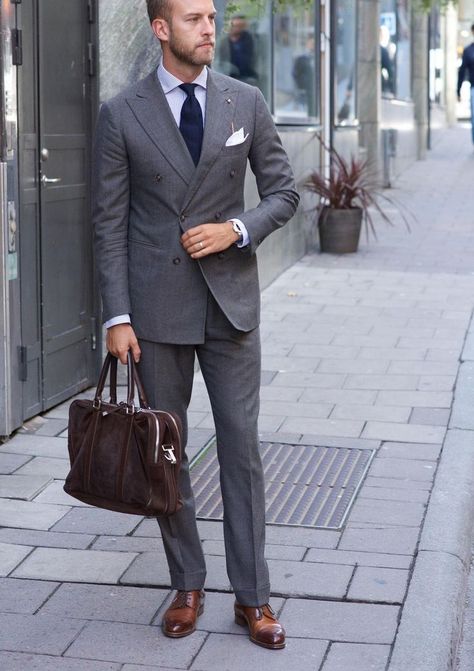 Discover the details that make the difference of the best #streetstyle, unique people with a lot of #style Italian Suit, Look Formal, Brown Dress Shoes, Light Blue Shirts, Men’s Suits, Gray Suit, Suit Style, Mens Fashion Suits, Business Suit