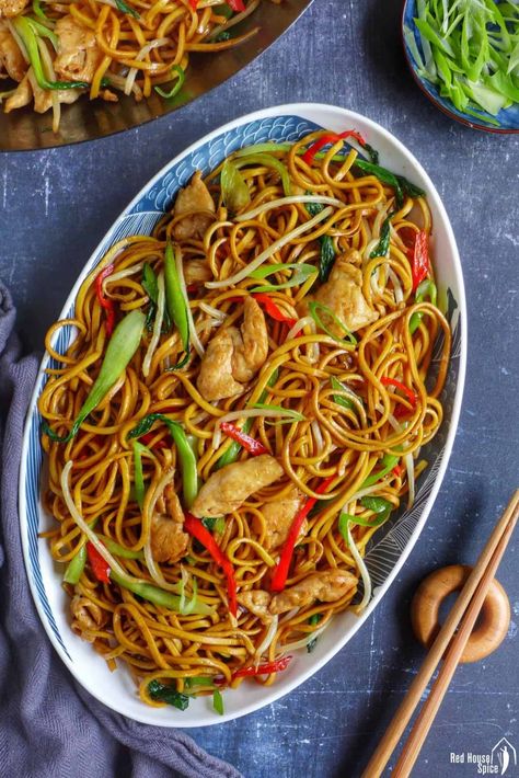 Chicken Chowmein Recipe Stir Fry, Chowmein Chinese, Chicken Chowmein Recipe, Chinese Delicacies, Chinese Chow Mein, Veggie Options, Yum Cha, Chinese Bbq Pork, Chow Mein Recipe