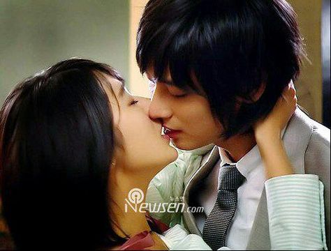 Princess Hours <3 Sooo love this scene! Meghan Markle Suits, Lee Shin, Princess Hours, Playful Kiss, Korean Drama Stars, Hot Kiss, Korean Drama Movies, Korean Entertainment, Drama Film