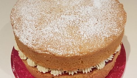 How to make the perfect Victoria sponge Victoria Sponge Cake, Baking Cakes, Victoria Sponge, Sponge Cake, Sweets Treats, No Bake Cake, Vanilla Cake, Baking Recipes, Old School