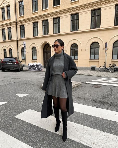 From a weekend walk 🩶 swipe for 🐶 #falloutfitideas #greyoutfit #preppystyle #timelessstyle #timelessclassics #quietluxury… | Instagram Outfits For College, November Fashion, Outfits Skirt, High Waisted Dress, Summer Office Outfits, Rich Aesthetic, Style Désinvolte Chic, Suits Casual, Chic Business Casual