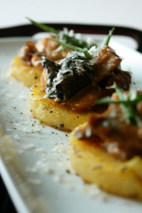 MUSHROOM "RAGU" over FRIED POLENTA CAKE [nutritiontokitchen] Fried Polenta Cakes, Fried Polenta, Polenta Frita, Mushroom Ragu, Polenta Fries, Polenta Cakes, Polenta Recipes, Nutritious Recipes, Small Bites