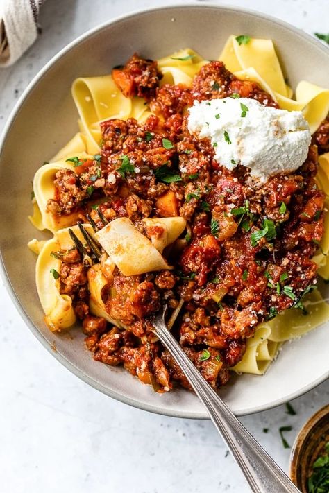 Ground Beef Ragu, Lasagna Side Dishes, Beef Ragu Recipe, Pasta And Sauce, Slow Cooker Ground Beef, Beef Ragu, Ragu Recipe, Homemade Lasagna, Beef Sausage