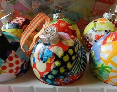 Mod Podge on clear plastic ornaments with scrap fabric simple Diy Natal, Clear Plastic Ornaments, Simple Office, Clear Glass Ornaments, Cheap Christmas Diy, 12 December, Office Christmas, Scrap Fabric, Fabric Ornaments