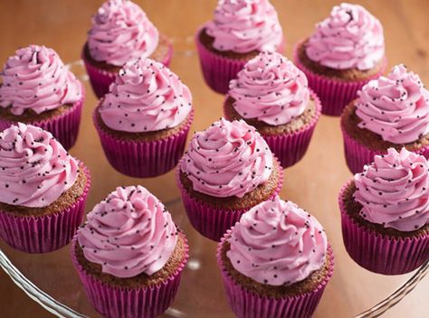 Mini e deliciosos cupcackes! Fresh Strawberry Frosting, Cupcakes Rosas, Valentines Day Cupcakes, Cupcake Rosa, Valentines Cakes, Valentines Recipes, Valentine Cupcakes, Delicious Cupcakes Recipes, Valentines Baking