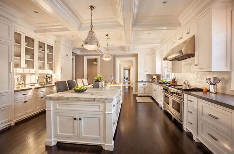 Sumptuous Colonial home with traditional details in New Cannan Luxury White Kitchen Design, Church Signage, Model Dapur, Colonial Kitchen, Interior Design Minimalist, Interior Dapur, Exterior Signage, Kitschy Kitchen, Traditional Interior Design