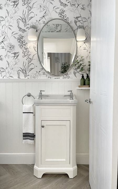 Cottagecore Bathrooms, Burlington Bathroom, Cabinet Classic, Cloakroom Toilet, Bathroom Paneling, Small Bathroom Sinks, New Bathroom Ideas, Downstairs Loo, Traditional Look