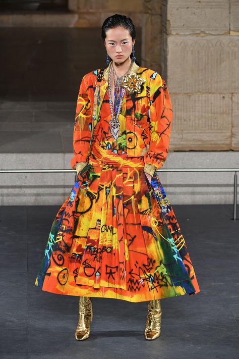 This Chanel Runway Has Everything You Could Want: Kaia Gerber, Double Denim, and Graffiti Abstract Print Fashion, Street Art Fashion, Chanel Runway, Double Denim, Girl Running, Chanel Fashion, 1960s Fashion, Architecture Fashion, Runway Models