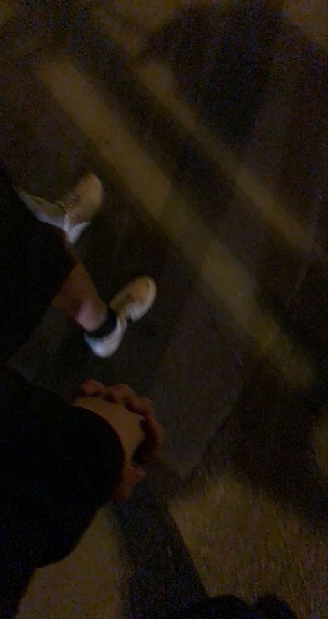 Holding Hands At Night, Holding Hands Snap, Holding Hands Pictures, Boyfriend Holding Hands, Holding Hands Couple, Fake Bf, Couple Shadow, Fake Boyfriend, Fake Pics