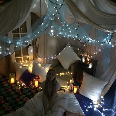 Floor Fort Ideas, Adult Forts Indoor, Trio Sleepover, Building A Fort, Chill Room Ideas, Fort Ideas, Bed Fort, Diy Fort, Fort Building