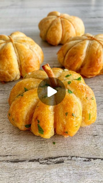 Fitwaffle | Eloise Head on Instagram: "Pizza stuffed pumpkins in garlic butter 😍

These little pastry pumpkins are so easy to make and they’re so delicious! 🤤

They’re filled with pizza sauce, mozzarella cheese, mini pepperoni and oregano 🤌

Sound on for full instructions 🔉

All you need is:

1 sheet of ready roll puff pastry
Pizza sauce
Grated mozzarella cheese
Pepperoni
Oregano/Italian herbs
Egg wash: 1 small egg + 1 tbsp milk

For the garlic butter:
30g salted butter, melted
2 cloves of garlic
1 tbsp fresh parsley

Bake 200C/(180C fan) 10-12 mins - or until golden brown

Tips:
🌟 Make sure you don’t tie the string too tightly, otherwise the filling will seep out
🌟 Make sure there are no gaps or thin parts of your pastry for the filling tan escape out of

Enjoy!
#fitwaffle #fitwaffl Stuffed Puff Pastry, Pumpkin Pizza, Stuffed Pumpkins, Puff Pastry Pizza, Pastry Pizza, Christmas Appetizers Easy, Brown Tips, Halloween Buffet, Puff Pastry Appetizers