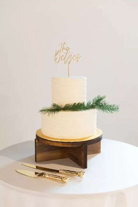 Winter Wedding Cake 2 Tier, Simple Wedding Cake Winter, Coffee Building, Wedding Cake Two Tier, Wedding Cake Designs Simple, 2 Tier Wedding Cakes, Gold Winter Wedding, Bush Wedding, Desert Ideas