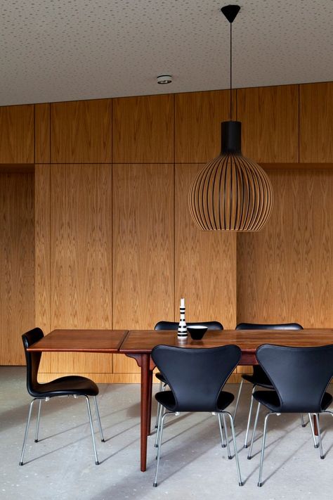 Villa Aarhus in Denmark. Black Octo lamp by Secto Design. Photo by Jacob Termansen. Fritz Hansen Furniture, Modern Family House, Arne Jacobsen, Aarhus, Modern Dining Chairs, Office Inspiration, Residential Interior, Meeting Room, Wooden Wall