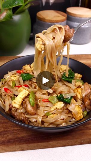 53K views · 515 reactions | Pad See Ew Thai Noodles (click ”Watch Video” on the bottom left for full recipe video) | Foodchops Pad Thai Video, Pat Thai Recipe, Pat Thai, Pad See Ew Noodles, Gut Cleansing, Healthy Oat Cookies, Pad See Ew, Dinner Party Dishes, Noodles Recipes