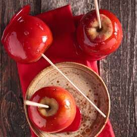 Easy Toffee, German Christmas Cookies, Recetas Halloween, Dulces Halloween, German Baking, Cinnamon Candy, Apple Recipes Easy, Toffee Apple, Spooky Treats