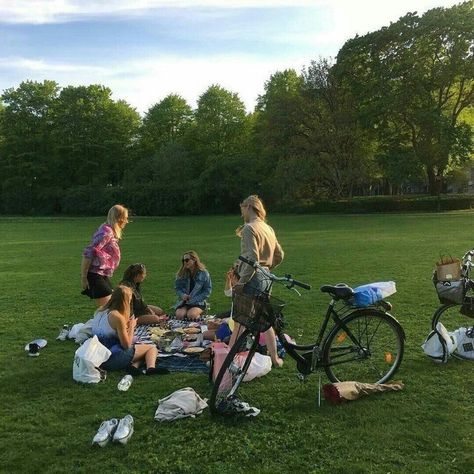 feiends friendship friend group picnic park bike bicycle lunch aesthetic Lev Livet, Drømme Liv, Bike Rides, Summer Goals, Friend Goals, Jim Morrison, Summer 24, Summer Bucket, Summer Feeling