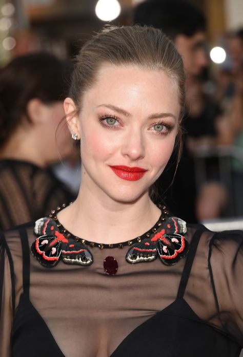 Have wide-set eyes like Amanda Seyfried? Add these products to your beauty arsenal » Eyes Far Apart, Amanda Seyfried Tumblr, Blonde Actresses, Amanda Bynes, Makijaż Smokey Eye, Sarah Michelle Gellar, Celebrity Moms, Amanda Seyfried, Famous Models