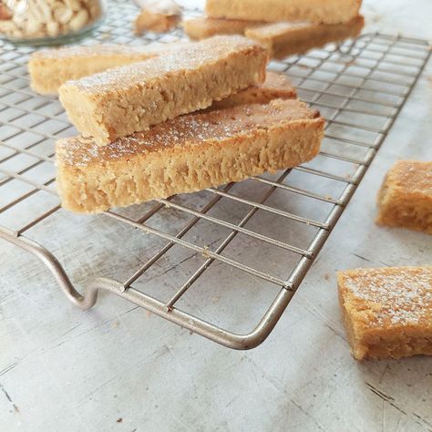 Easy Peanut Butter Shortbread bars - with only 4 ingredients Peanut Butter Shortbread Bars, Peanut Butter Shortbread Cookies, Soft Donut Recipe, 3 Ingredient Butter Cookies, Peanut Butter Shortbread, Chocolate Coconut Slice, Butter Shortbread, Coconut Tart, Danish Butter Cookies