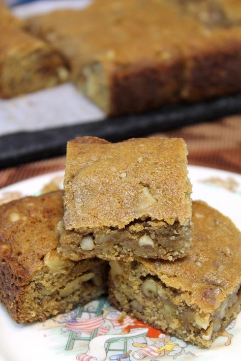 Love Trader Joe's maple walnut blondies? Now you can make them at home! Chewy blondies packed with walnuts and maple flavor Walnut Blondies, Chewy Blondies, Square Baking Pan, Maple Cookies, Walnut Brownies, Healthy Afternoon Snacks, Blondies Recipe, Maple Walnut, Bar Cookies