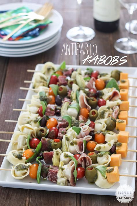 Antipasto Kabobs cherry tomatoes tortellini, cooked and cooled olives, kalamata and green salami, cubed prosciutto, sliced sharp cheddar cheese, cubed basil leaves basil pesto wood skewers  Skewer the above ingredients onto wood skewers; then drizzle with basil pesto. Christmas Eve Dinner Ideas, Antipasto Kabobs, Antipasto Skewers, Christmas Eve Dinner, God Mat, Snacks Für Party, Clean Eating Snacks, Skewers, Appetizer Snacks