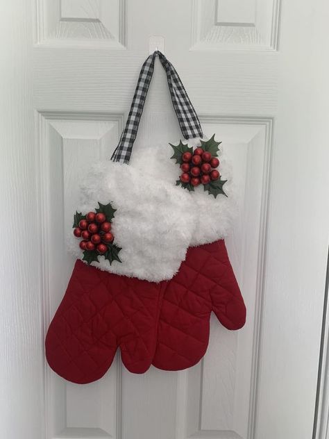 Kitchen Mittens Diy Gifts, Winter Crafts Diy, Dish Towel Crafts, Dollar Store Diy Christmas, Christmas Rooms, Diy Mittens, Dollar Tree Projects, Oven Mitts Gift, Craft For Christmas