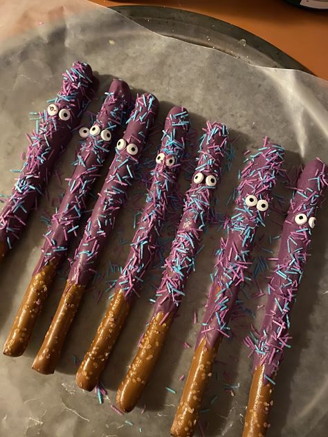 Fortnite Treats Ideas, Fortnite Pretzel Rods, Fortnite Birthday Food Ideas, Fortnite Snacks Ideas, Fortnite Dessert Table, Fortnite Birthday Party Food, Fortnite Birthday Party Games, Fortnite Birthday Party Ideas For Boys, Fortnite Food Ideas Party