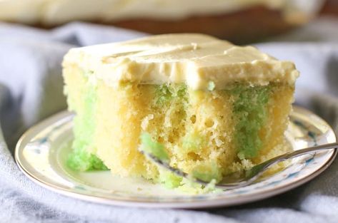 Dream Whip Frosting, Lime Jello Poke Cake, Jello Poke Cake Recipe, Jello Cake Recipes, Moist Lemon Cake Recipe, Jello Poke Cake, Oatmeal Cookie Recipes Healthy, Poke Cake Jello, Raspberry Sauce Recipe