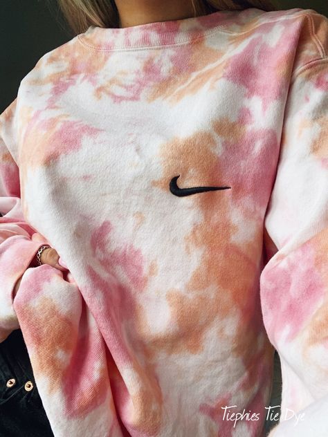 Tie And Dye Sweatshirt, Tie Dye Nike Hoodie, Tye Dye Shirts Aesthetic, How To Style Tie Dye Shirts, Tie Dye Patterns Aesthetic, Tie Died Ideas Aesthetic, Tie Dye Shirt Aesthetic, Tie Dye Ideas Aesthetic, Aesthetic Tie Dye Shirt