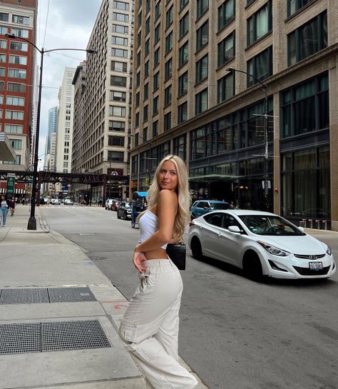 @samanthaschwebke Instagram Poses City, Poses For New York, Instagram Street Picture Ideas, Chicago Pose Ideas, Outfits For Chicago Summer, City Pose Ideas, Chicago Picture Ideas Summer, Chicago Fits Summer, Chicago Inspo Pics